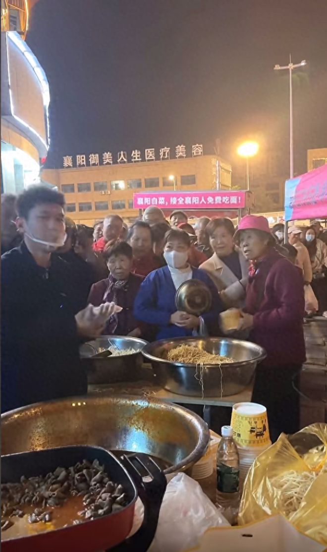 襄阳免费送面后续：博主含泪发声暂停送面：不止被一个大妈骂！